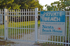 A few steps from the beach with community pool